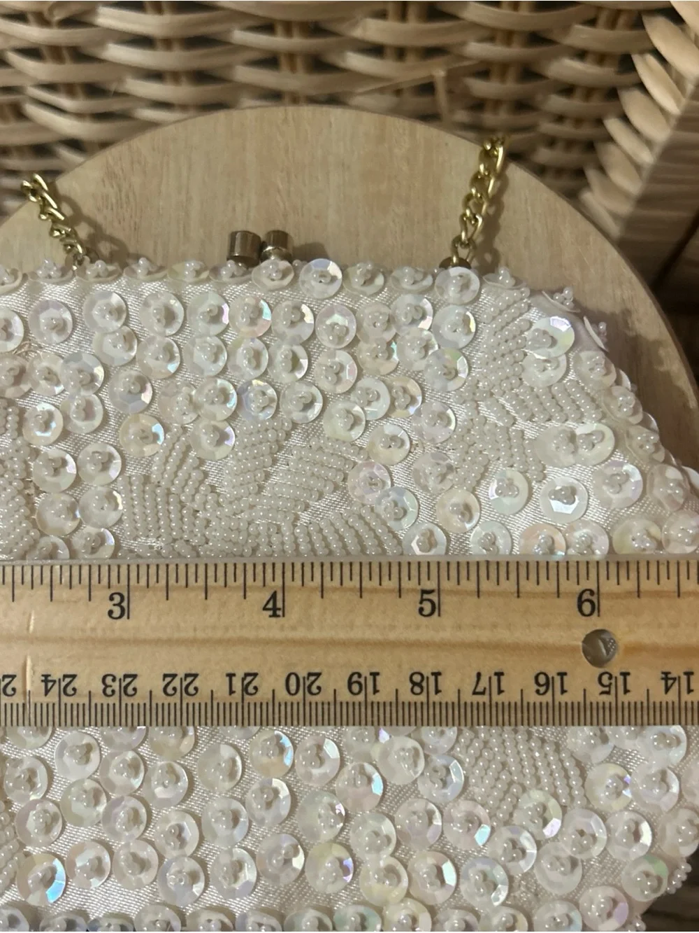Cream Small Beaded Bag With Flower In Middle Kisslock Clasp